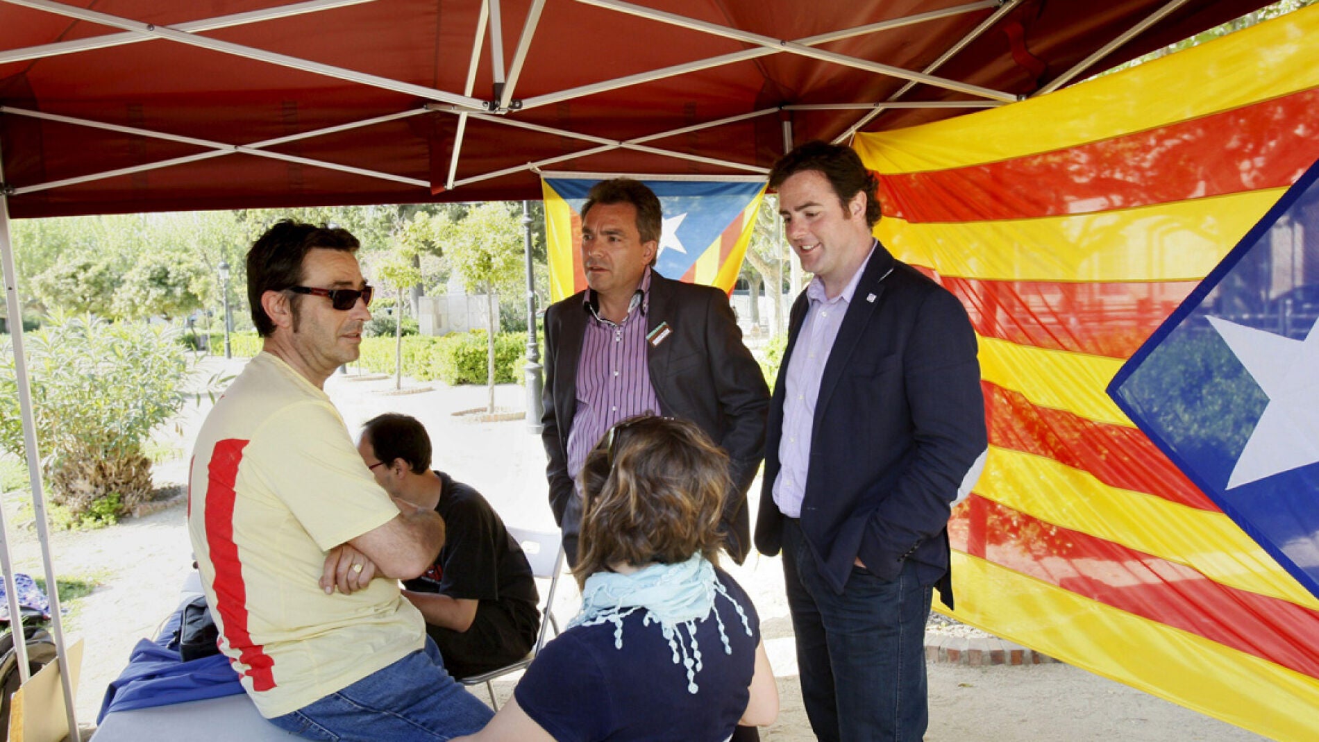 El diputado de Solidaritat Catalana per la Indep&egrave;ndencia Uriel Bertrand conversa con miembros y simpatizantes de la coalici&oacute;n 