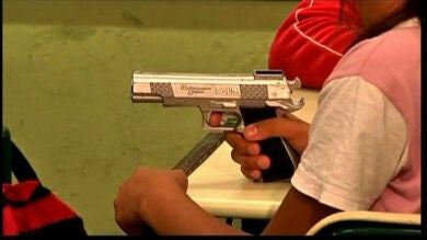 Se cambian juguetes por armas