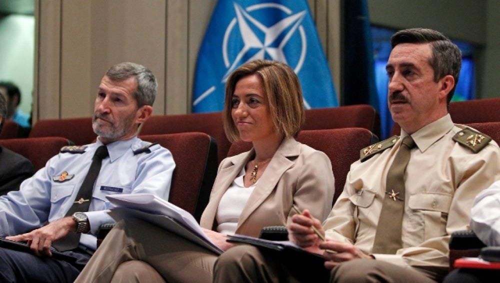 La ministra de Defensa, Carme Chacón, junto al jefe de Estado Mayor de la Defensa