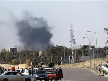 Columna de humo en Misrata Columna de humo en Misrata