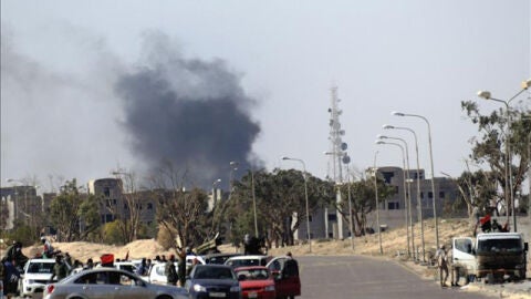Columna de humo en Misrata