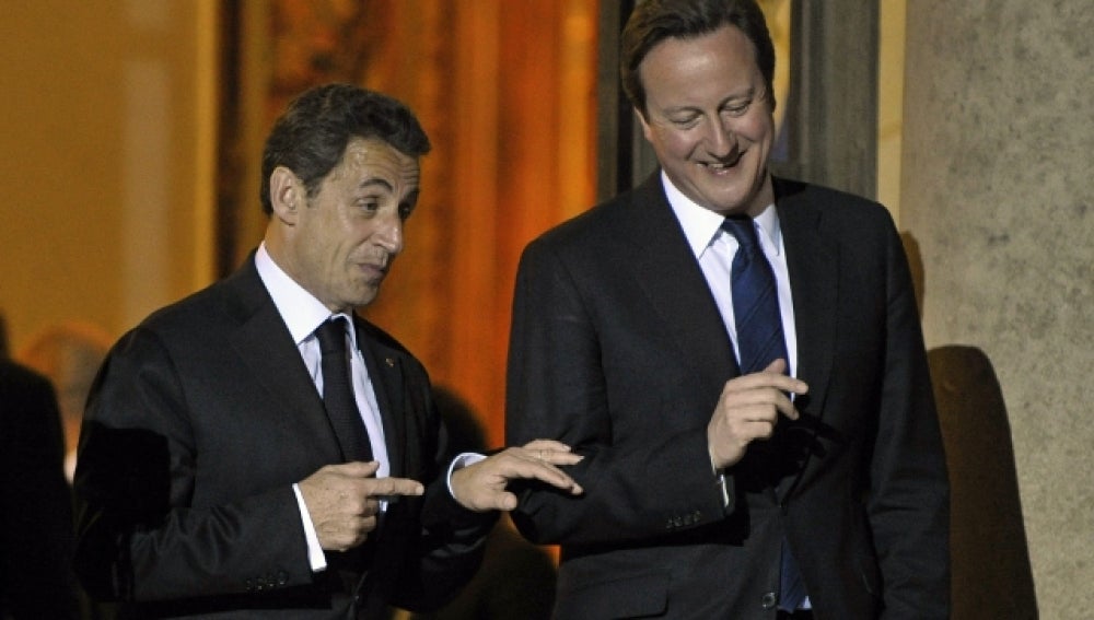 El presidente francés Nicolás Sarkozy habla con el primer ministro británico, David Cameron