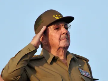Raúl Castro preside el desfile militar Raúl Castro preside el desfile militar
