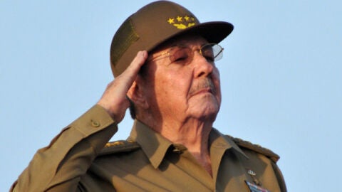 Ra&uacute;l Castro preside el desfile militar