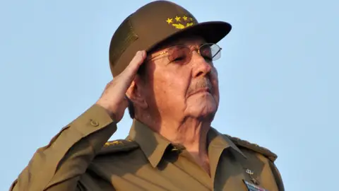 Raúl Castro preside el desfile militar Raúl Castro preside el desfile militar