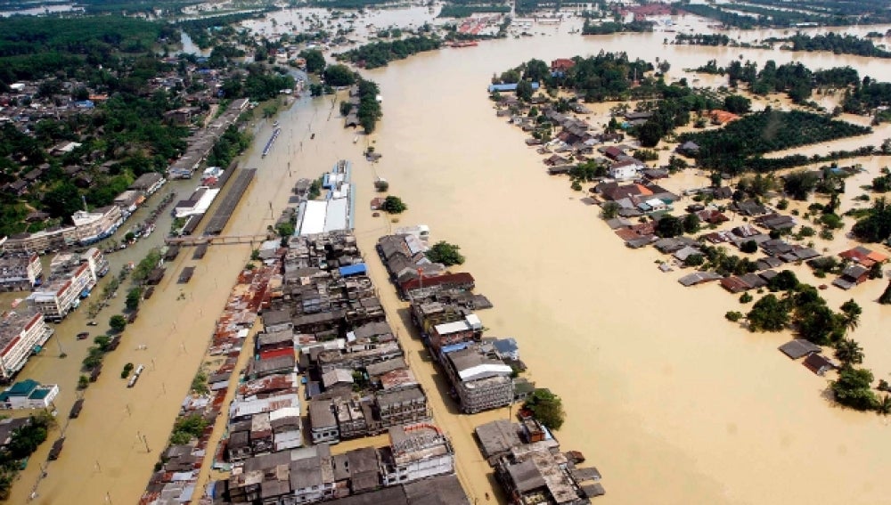 Elevan a 64 los muertos por las inundaciones en el sur de Tailandia