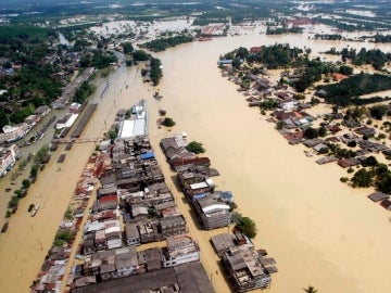 Elevan a 64 los muertos por las inundaciones en el sur de Tailandia