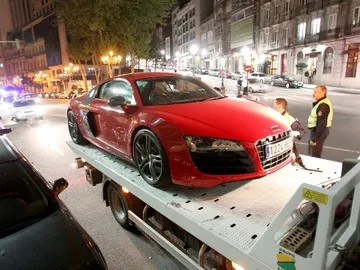 Una grúa municipal retira el Audi R8 Una grúa municipal retira el Audi R8