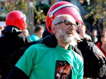 Un ertzaina inmoviliza a una persona durante la manifestación Un ertzaina inmoviliza a una persona durante la manifestación