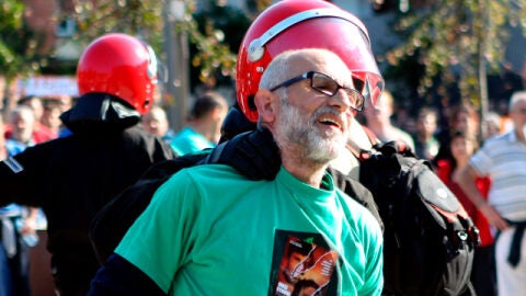 Un ertzaina inmoviliza a una persona durante la manifestaci&oacute;n