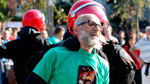 Un ertzaina inmoviliza a una persona durante la manifestación Un ertzaina inmoviliza a una persona durante la manifestación