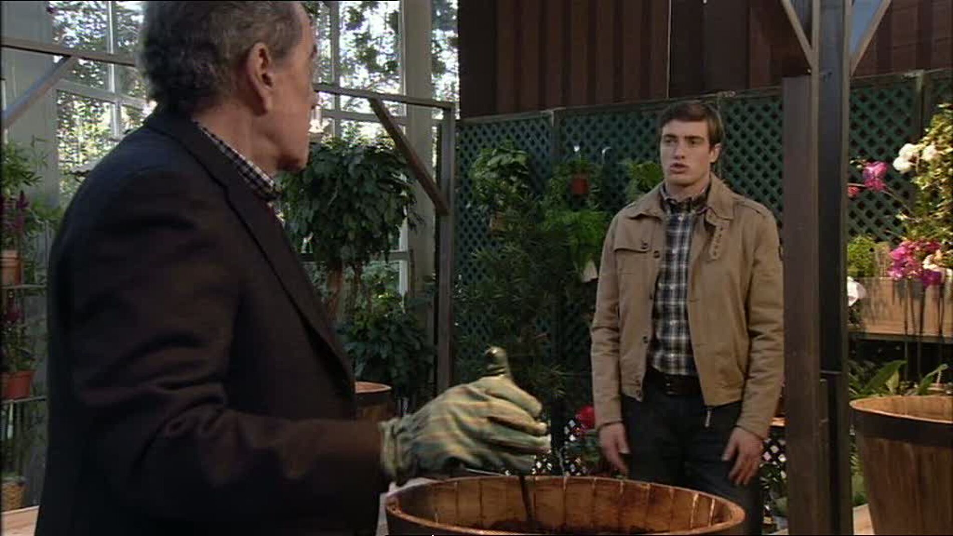 Leo se pincha en el invernadero