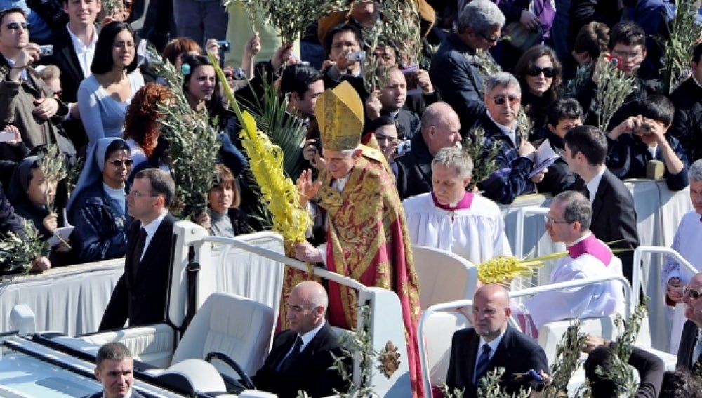 El papa Benedicto XVI con la plaza de San Pedro