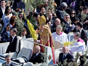 El papa Benedicto XVI con la plaza de San Pedro El papa Benedicto XVI con la plaza de San Pedro
