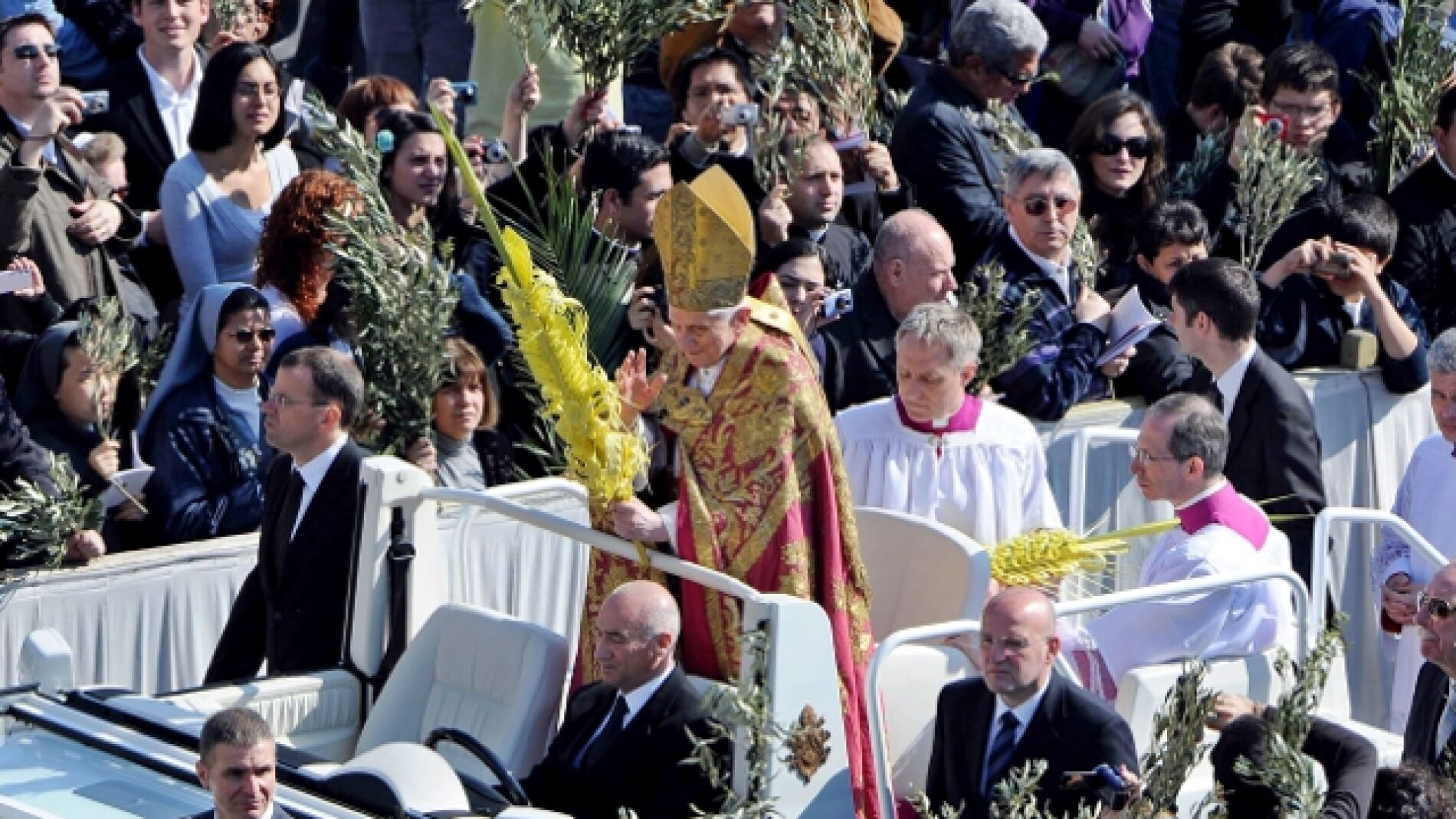 El papa Benedicto XVI con la plaza de San Pedro
