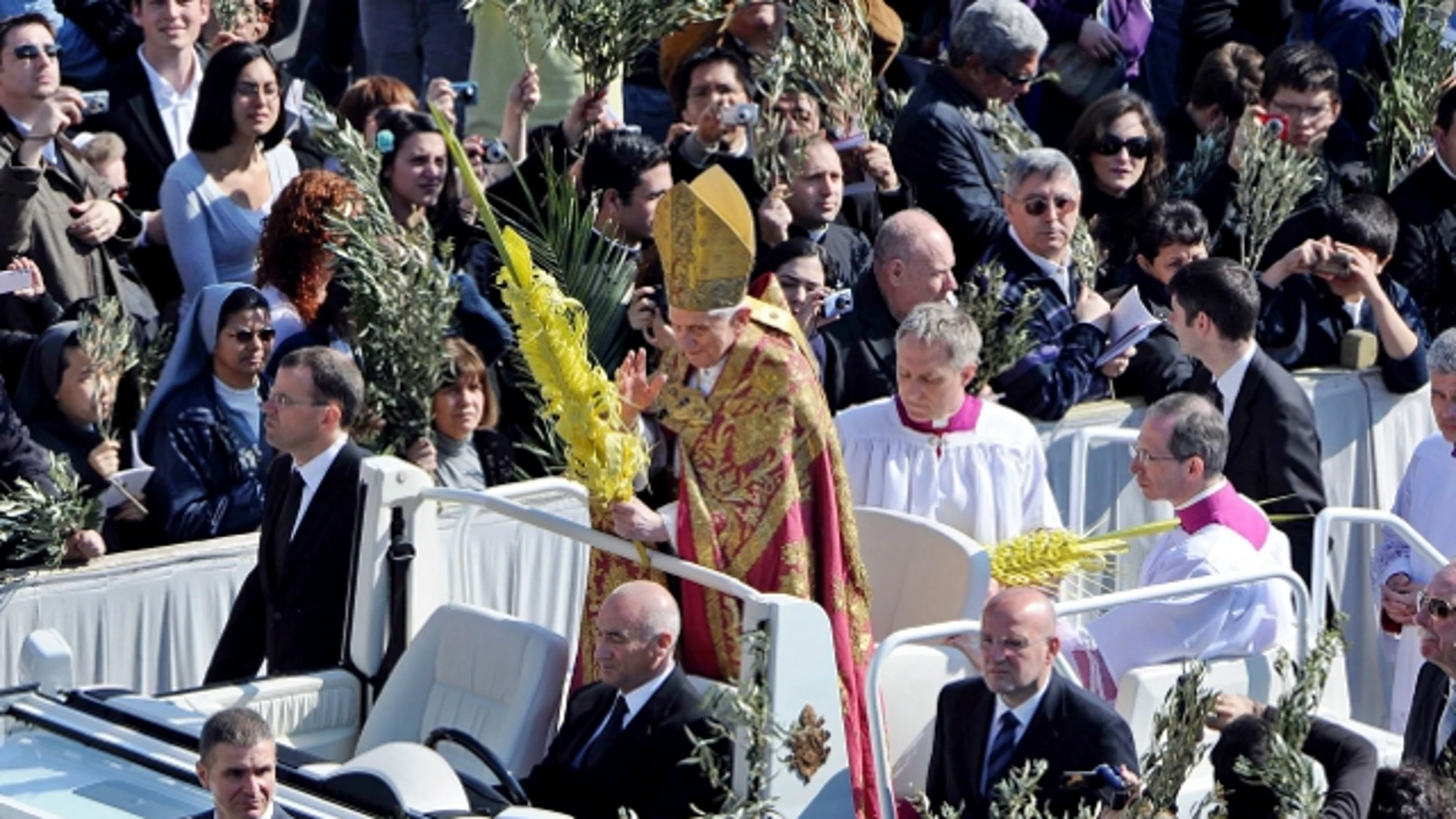 El papa Benedicto XVI con la plaza de San Pedro El papa Benedicto XVI con la plaza de San Pedro