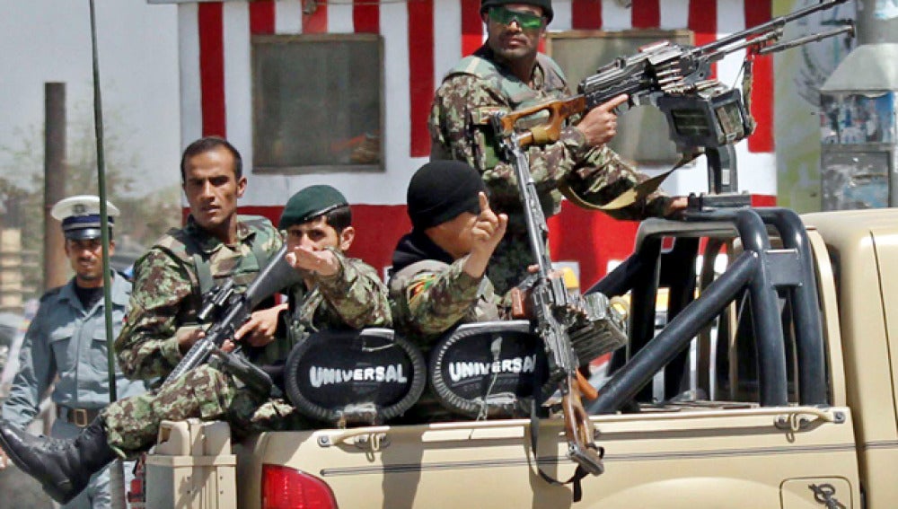 Soldados afganos vigilan los alrededores del Ministerio de Defensa