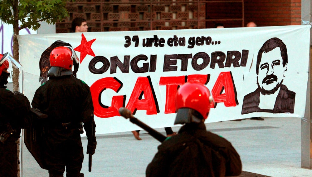 Varios Beltrza, agentes antidisturbios de la Ertzaintza, ante el homenaje a Sagarduy