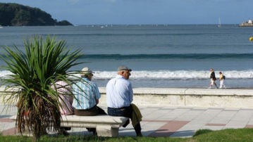 Imagen de archivo: jubilados sentados en un banco frente a la playa