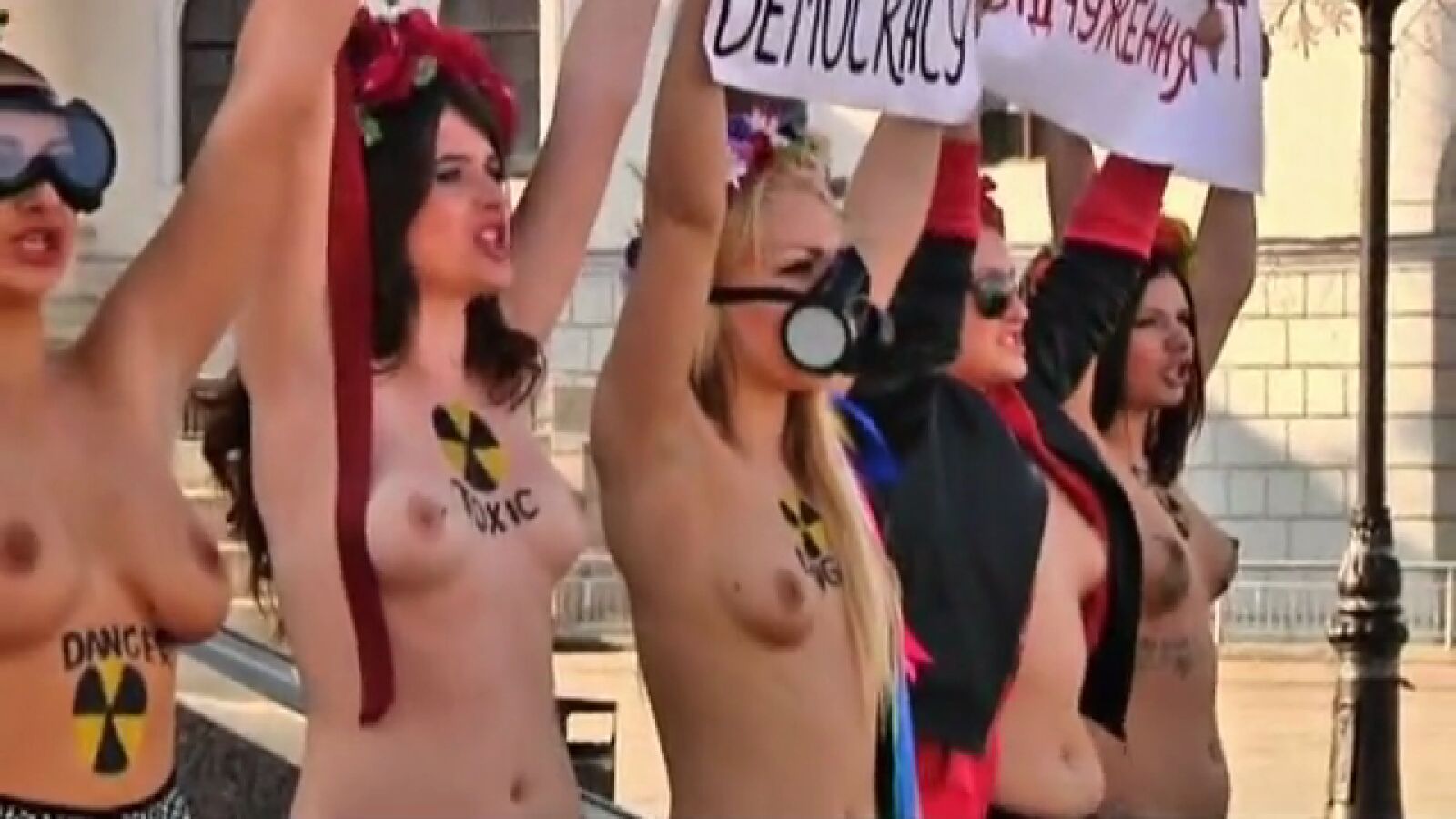 Activistas ucranianas se manifiestan en topless contra la política del presidente Yanokovich