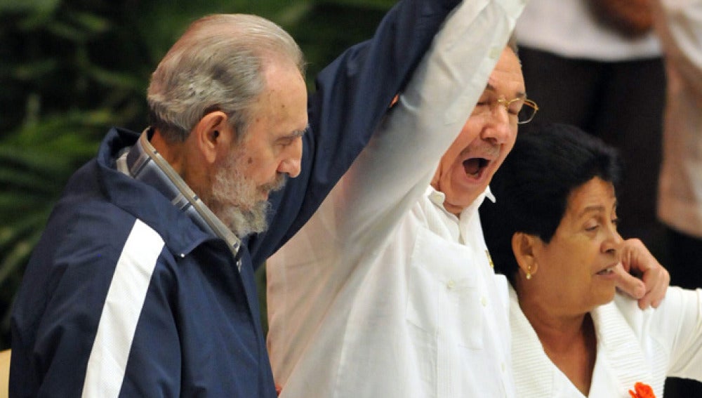 Fidel, junto a su hermano Raúl