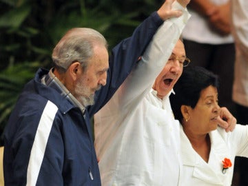 Fidel, junto a su hermano Raúl