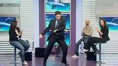 Un político rumano se atreve con el 'moonwalker' tras ser entrevistado en TV Un político rumano se atreve con el 'moonwalker' tras ser entrevistado en TV