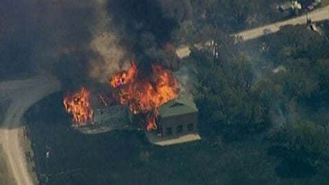 Una casa arde en Texas