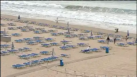 Una playa de Benidorm vacía en Semana Santa Una playa de Benidorm vacía en Semana Santa