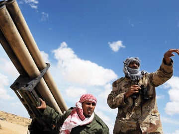 Soldados rebeldes libios conversan detrás de un lanzamisiles 