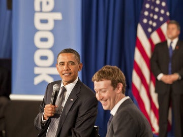 Mark Zuckerberg, con traje ante Obama