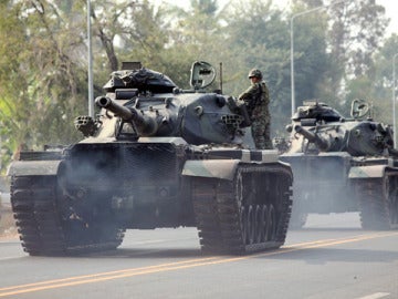 Varios tanques tailandeses refuerzan a sus tropas en Camboya.