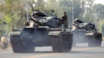 Varios tanques tailandeses refuerzan a sus tropas en Camboya.