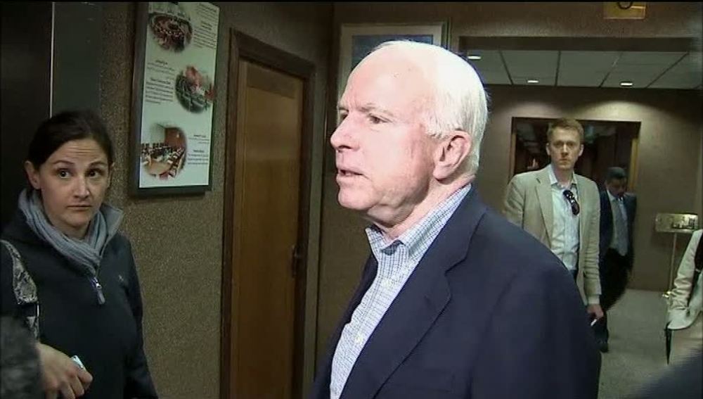 John McCain viaja a Libia