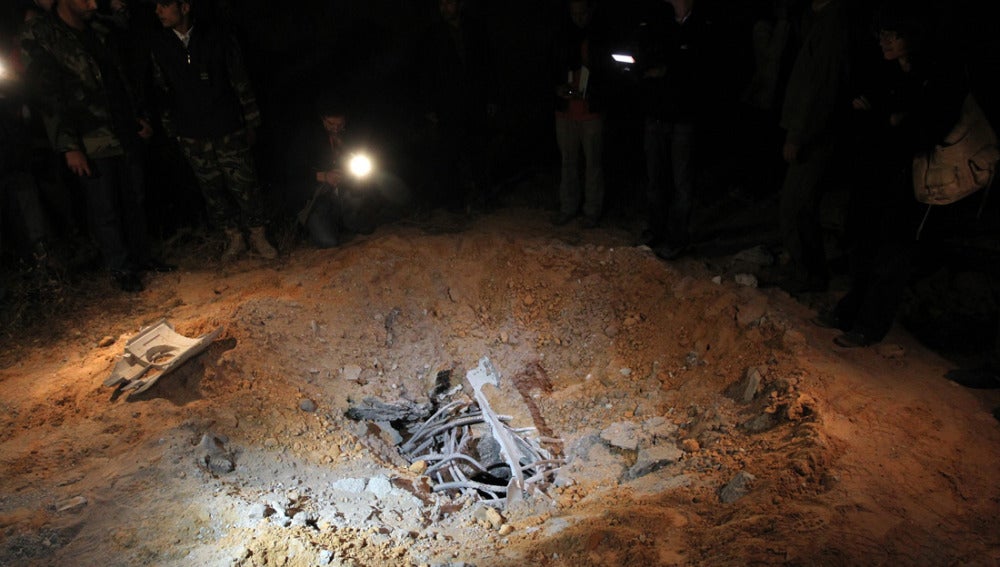 Cráter causado supuestamente por el bombardeo de la coalición internacional