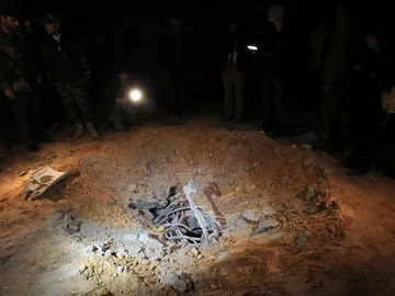 Cráter causado supuestamente por el bombardeo de la coalición internacional Cráter causado supuestamente por el bombardeo de la coalición internacional