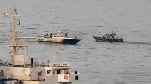 Una patrullera de la Guardia Civil ha sido interceptada por fuerzas gibraltareñas Una patrullera de la Guardia Civil ha sido interceptada por fuerzas gibraltareñas