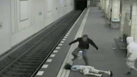 Un hombre recibe una brutal paliza en el metro de Berl&iacute;n