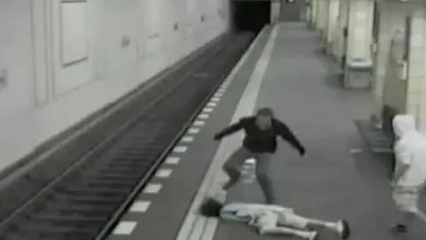 Un hombre recibe una brutal paliza en el metro de Berlín Un hombre recibe una brutal paliza en el metro de Berlín