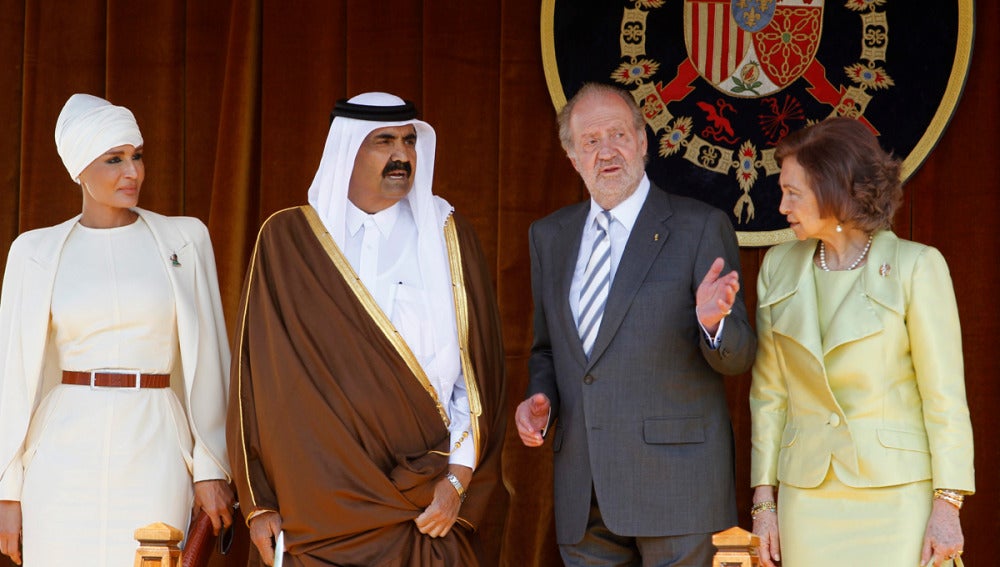 Los reyes de España junto al emir de Qatar, Hamad Bin Khalifa Al- Thani, y su esposa, la jequesa Mozah Bint Nasser