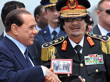 Silvio Berlusconi con Muamar Gadafi