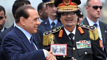 Silvio Berlusconi con Muamar Gadafi