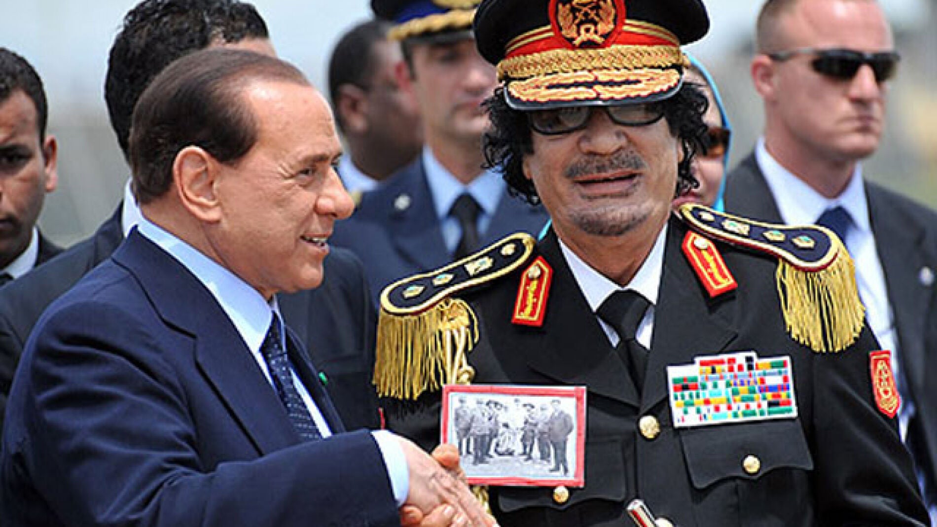 Silvio Berlusconi con Muamar Gadafi