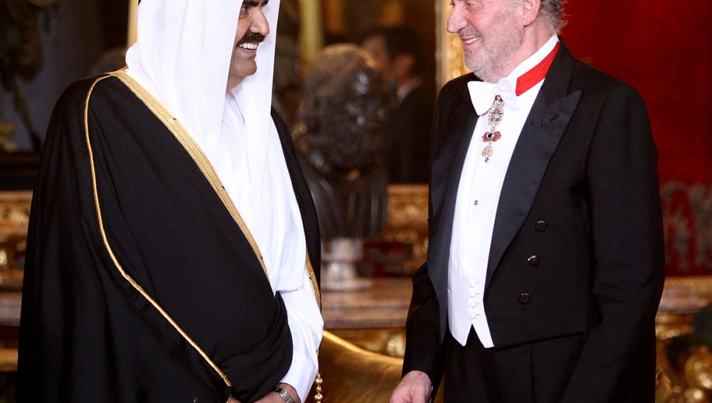 El rey Juan Carlos conversa con el emir de Catar, Hamad Bin Jalifa al-Thani, al inicio de la cena de gala