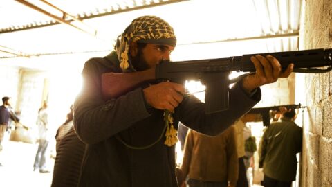 Un grupo de rebeldes opositores a Muamar el Gadafi participan en la toma de una casa