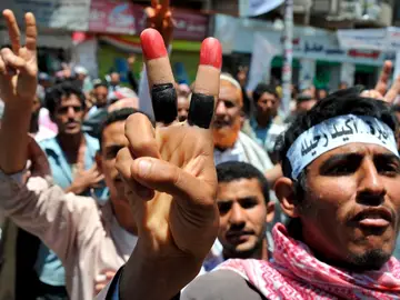 Manifestantes opositores al gobierno yemení hacen la señal de victoria Manifestantes opositores al gobierno yemení hacen la señal de victoria