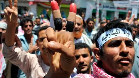 Manifestantes opositores al gobierno yemení hacen la señal de victoria Manifestantes opositores al gobierno yemení hacen la señal de victoria