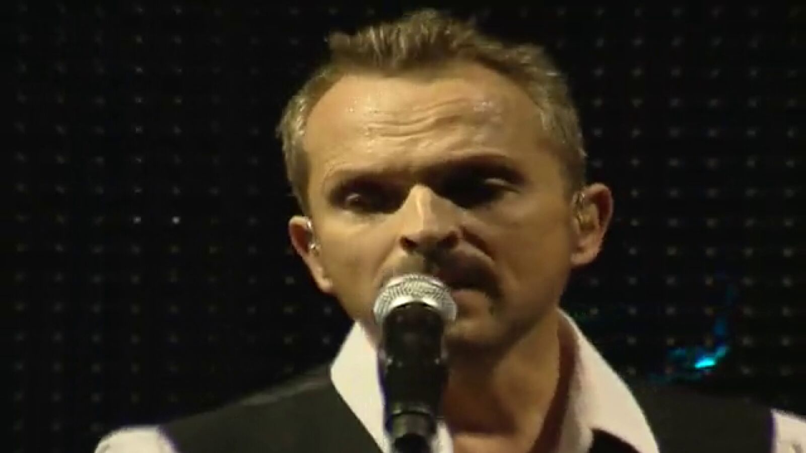 ¿Cuántos discos ha logrado vender Miguel Bosé de su último trabajo? 1.800 copias