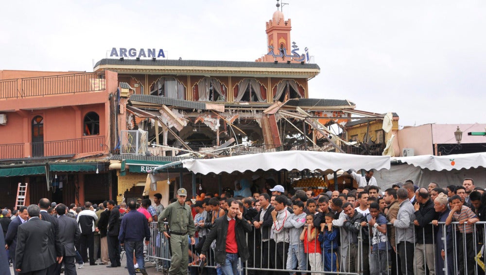 Numerosas personas se concentran en el lugar del atentado, el café Argana de la plaza Yemá el Fna de Marraquech