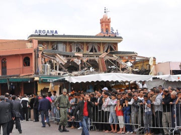 Numerosas personas se concentran en el lugar del atentado, el café Argana de la plaza Yemá el Fna de Marraquech